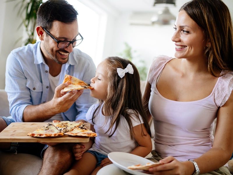 Famiglia italiana e pizza in un momento conviviale